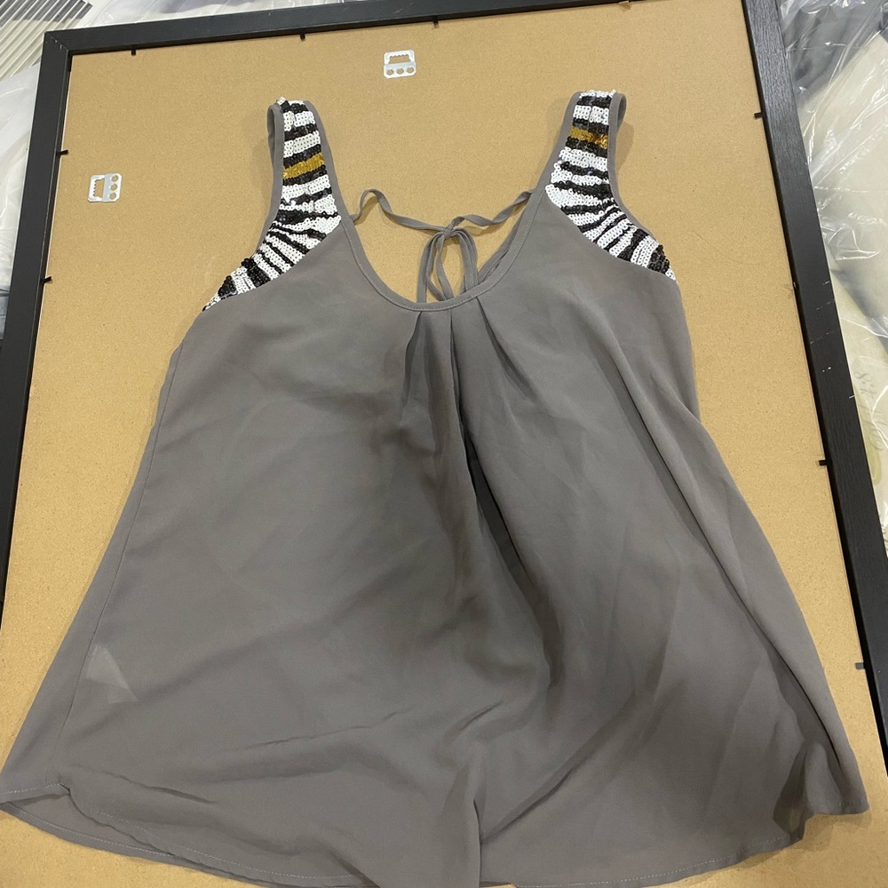 Women’s grey shirt